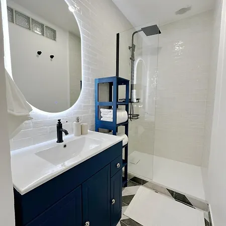 Amazing Two Bedroom In The Heart Of Paris
